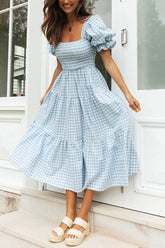 Vestido midi de cuadros con cuello cuadrado y mangas abullonadas